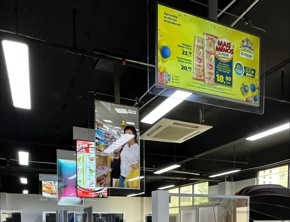 Écrans publicitaires suspendus dans les allées d'une grande surface