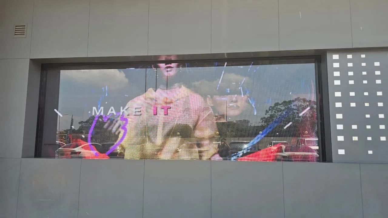 Vitrine de boutique équipée d'un écran LED transparent